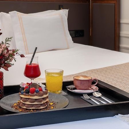 Only You Hotel Valencia Ngoại thất bức ảnh Room service tray