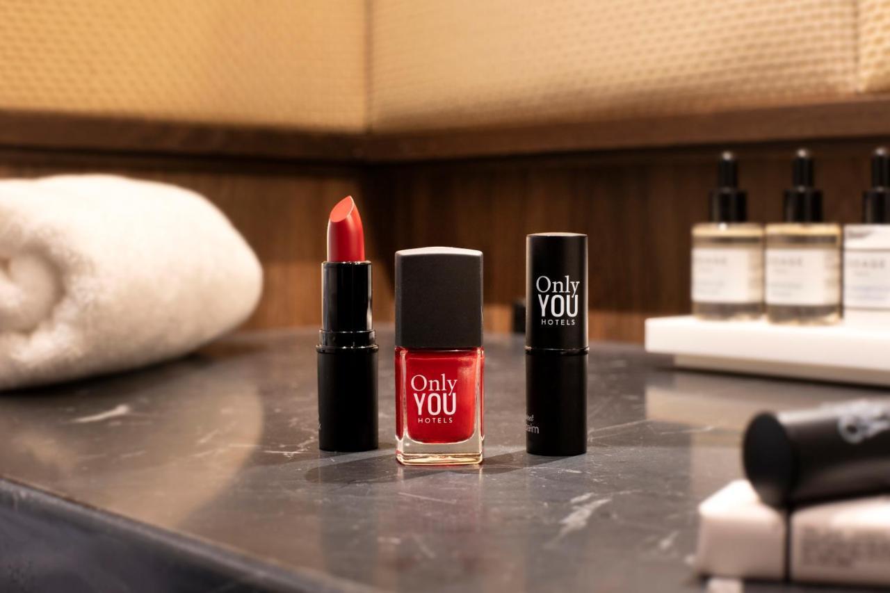 Only You Hotel Valencia Ngoại thất bức ảnh Only You Woman