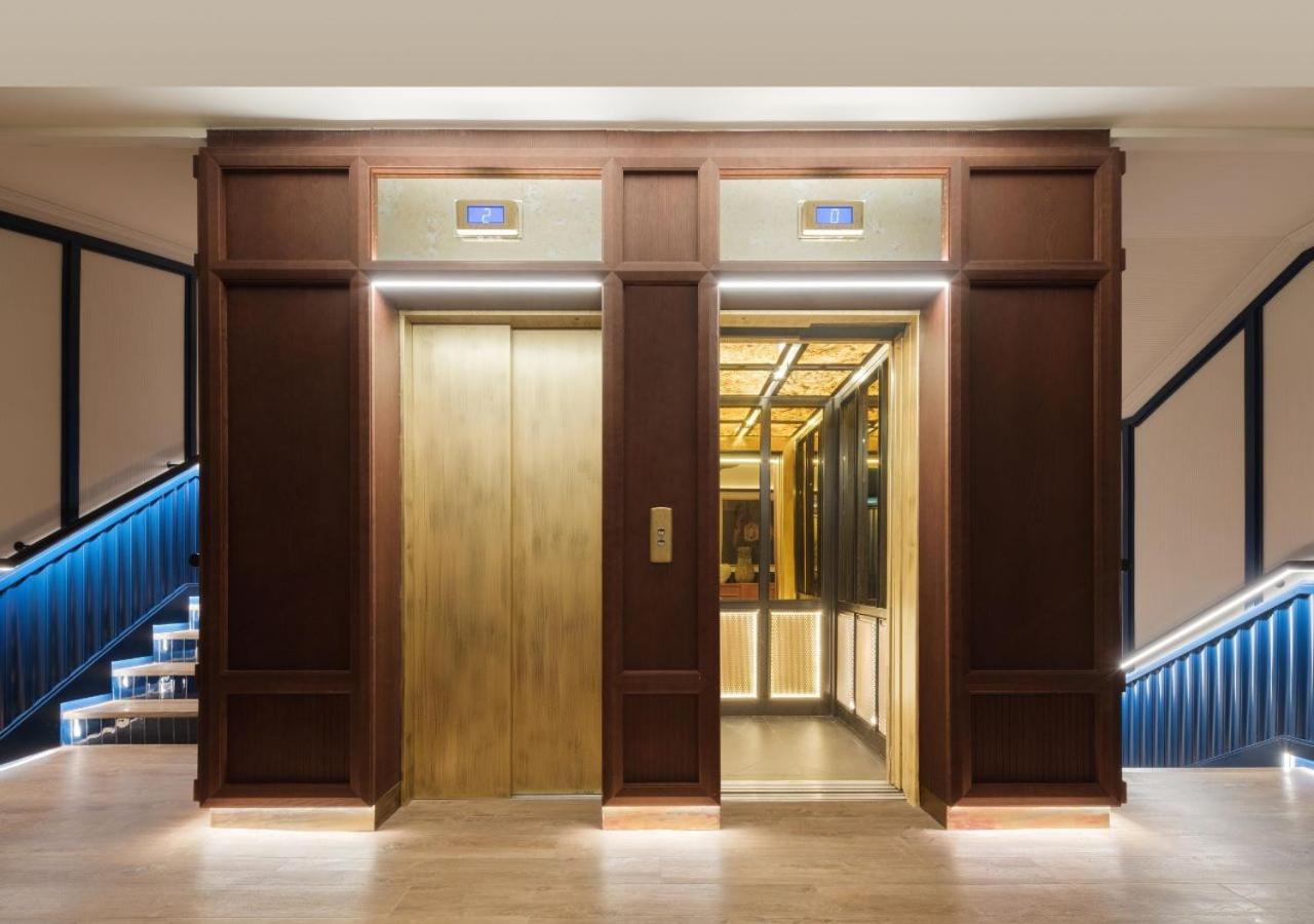 Only You Hotel Valencia Ngoại thất bức ảnh A residential elevator