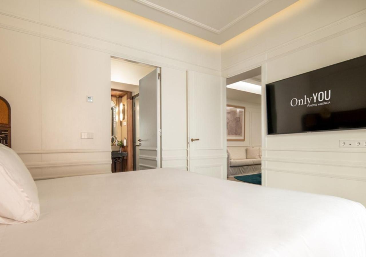 Only You Hotel Valencia Ngoại thất bức ảnh A room at the hotel
