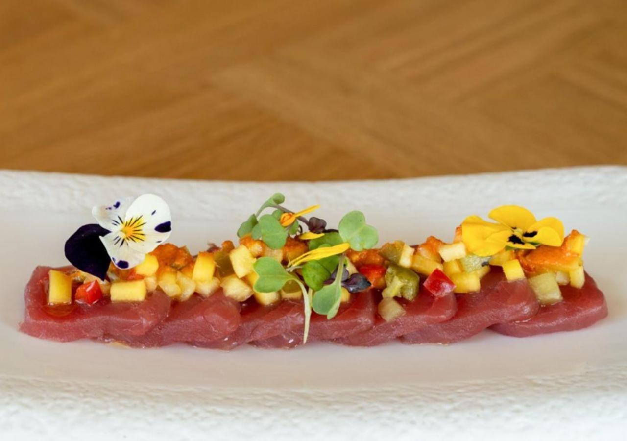 Only You Hotel Valencia Ngoại thất bức ảnh A dish of edible flowers