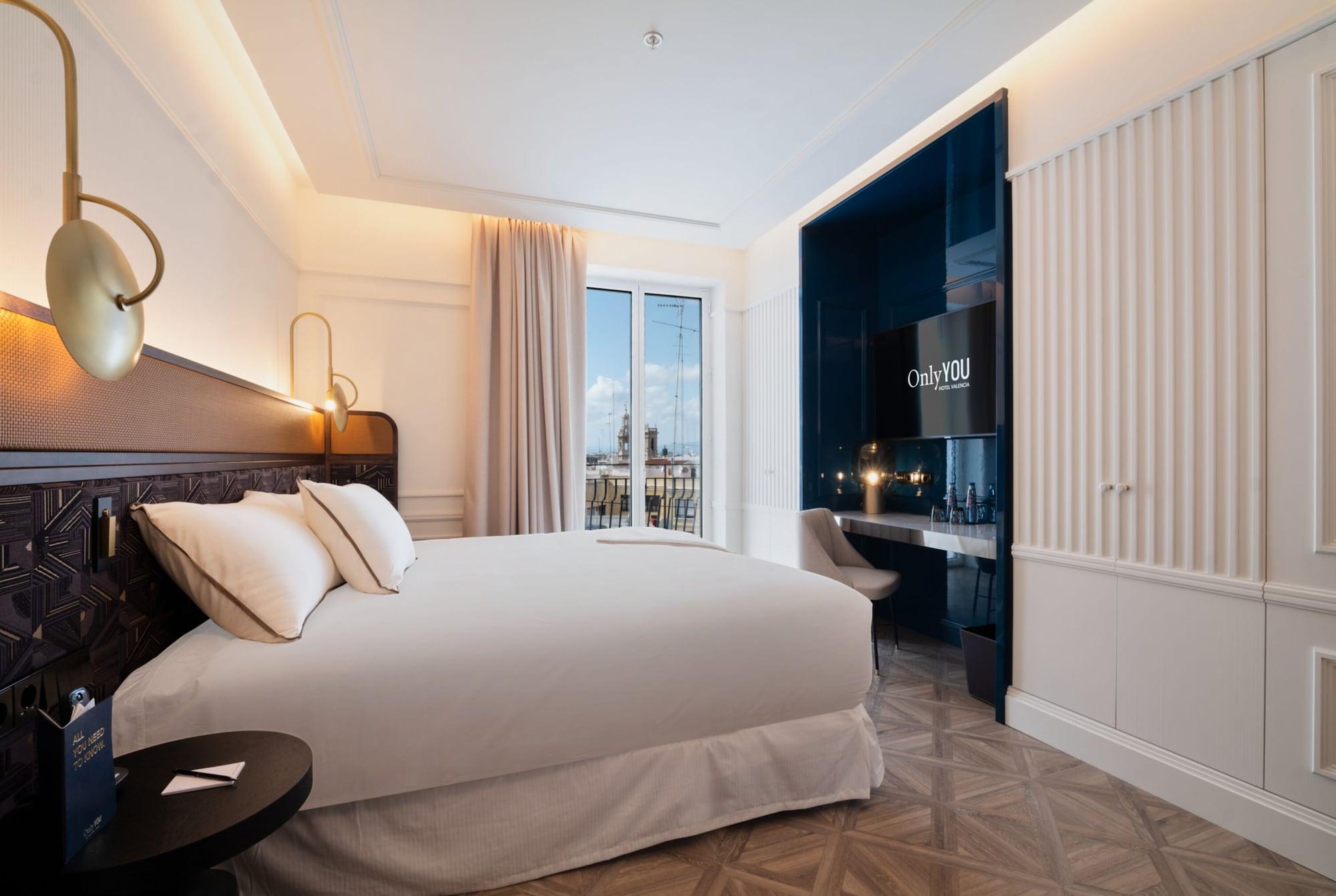 Only You Hotel Valencia Ngoại thất bức ảnh A bedroom at the hotel
