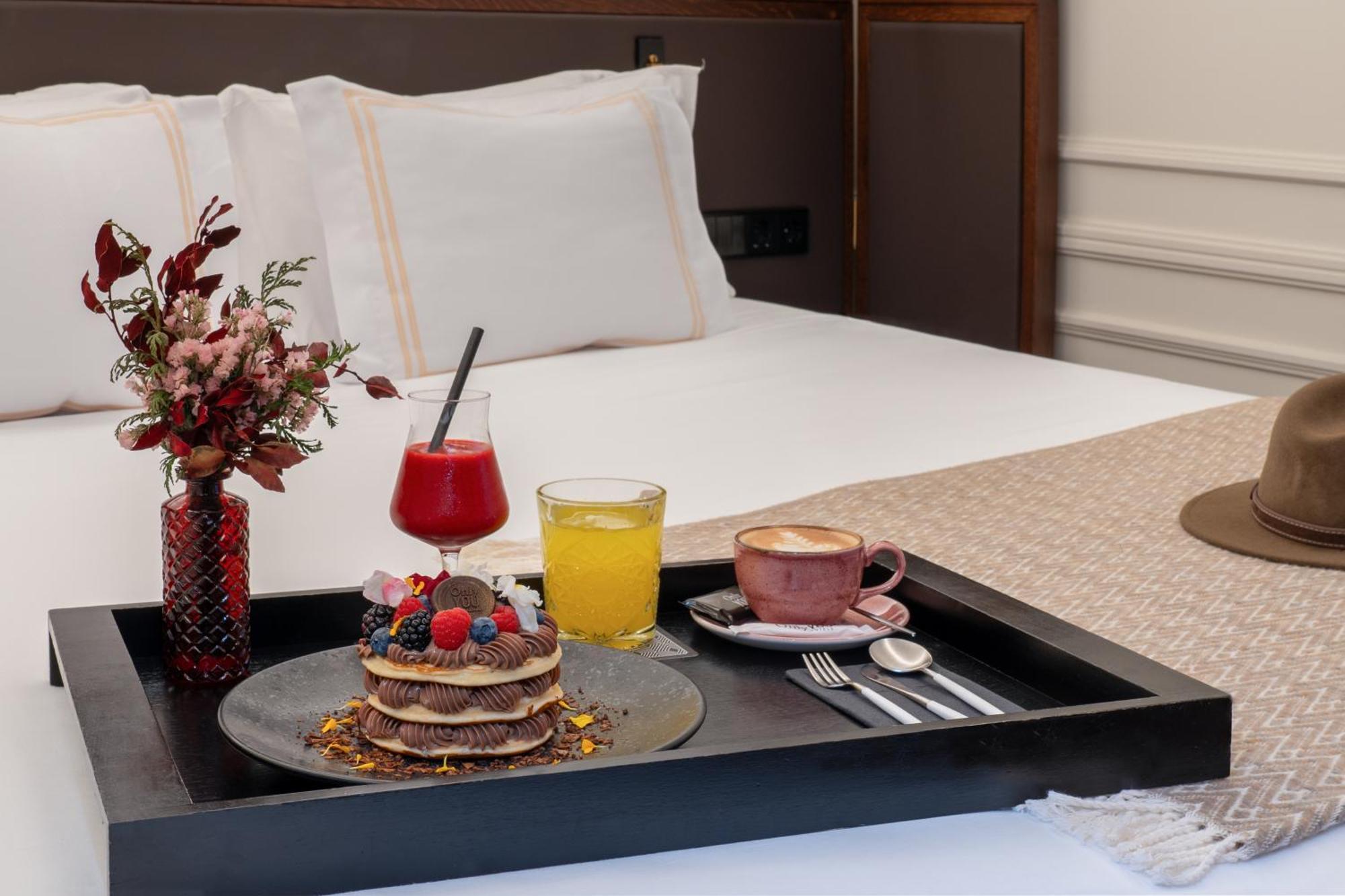 Only You Hotel Valencia Ngoại thất bức ảnh Room service tray