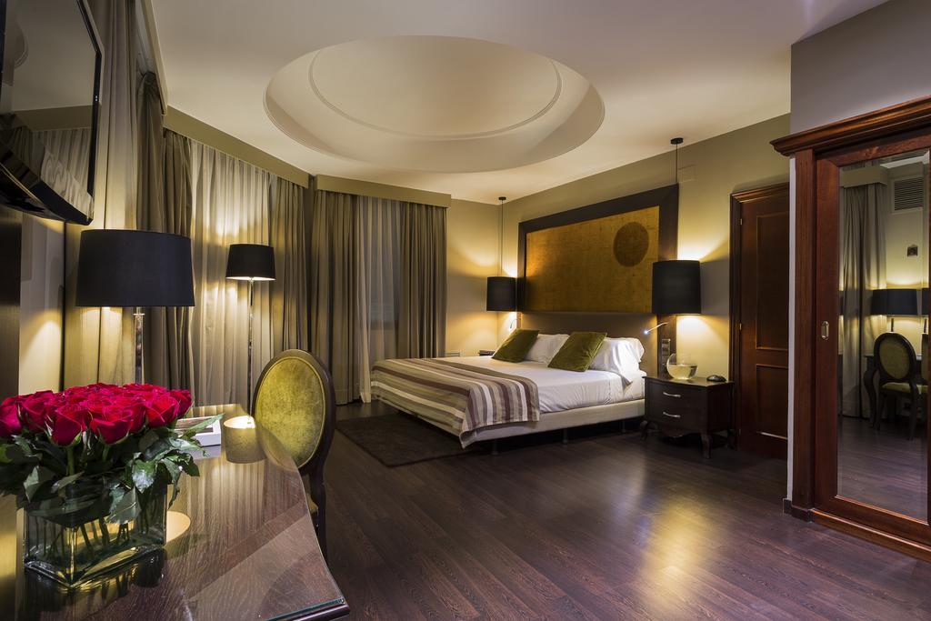 Only You Hotel Valencia Ngoại thất bức ảnh Suite