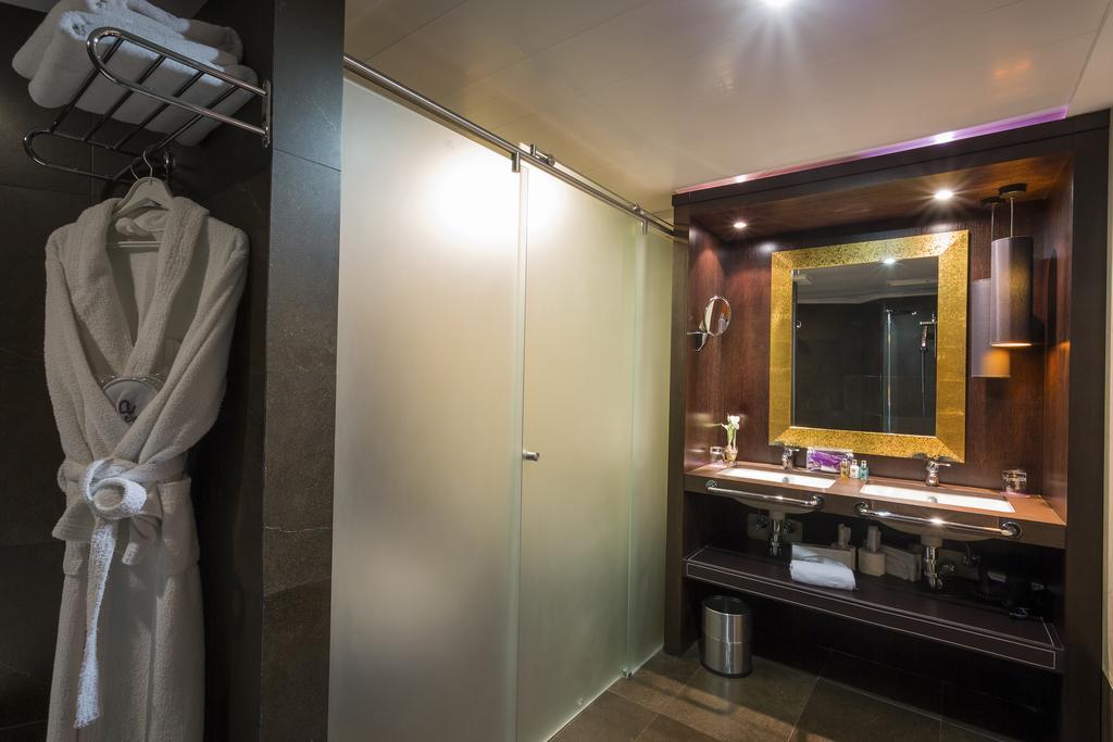 Only You Hotel Valencia Ngoại thất bức ảnh A bathroom in a hotel