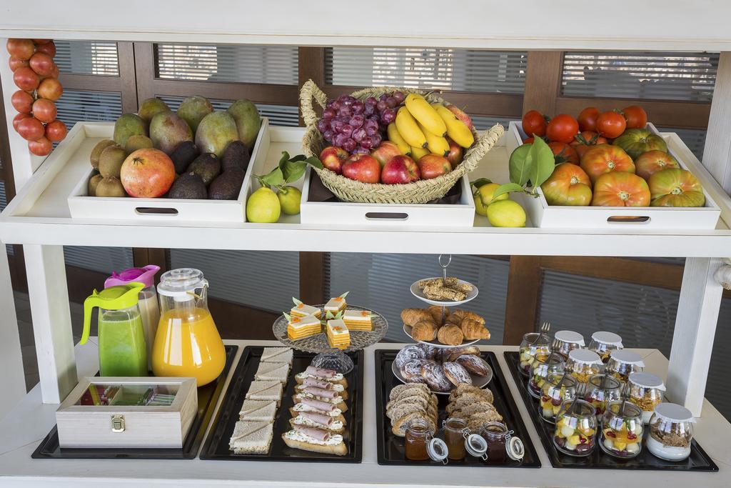 Only You Hotel Valencia Ngoại thất bức ảnh A buffet with fruit and sweets